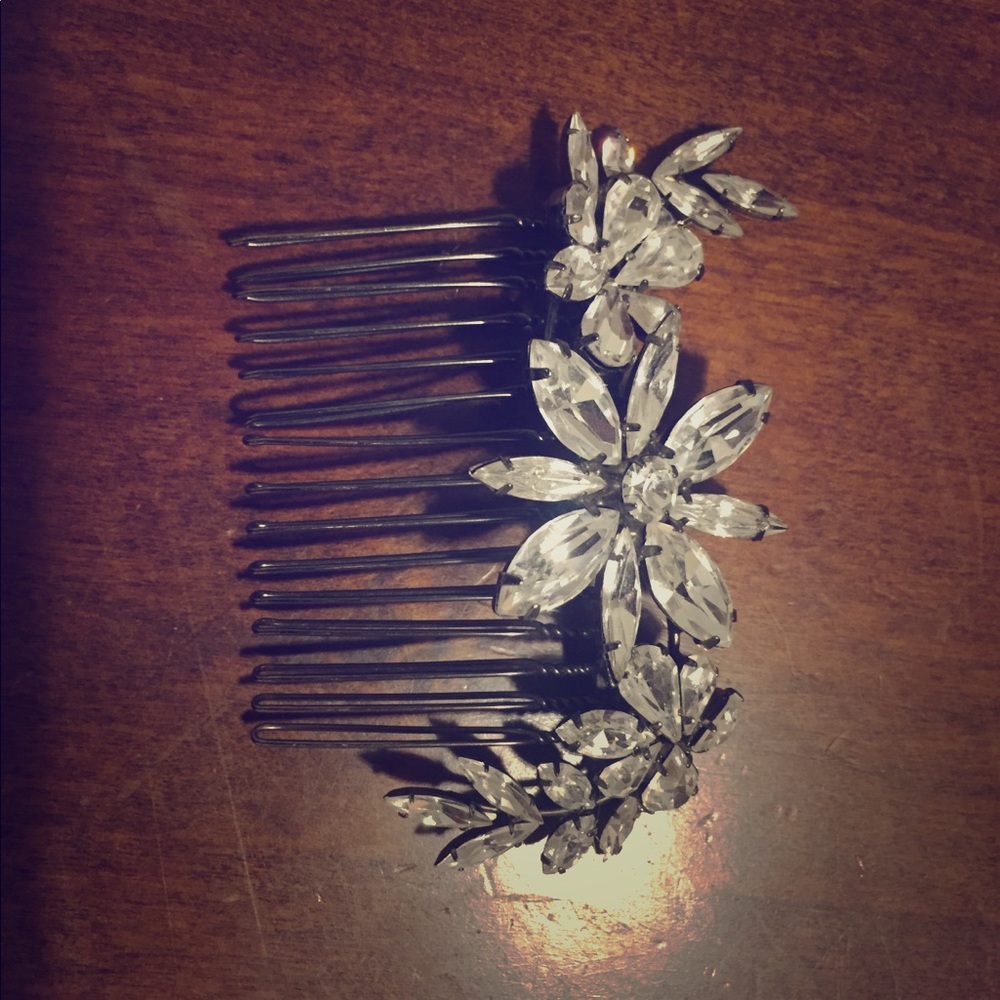 New! Beautiful crystal wedding comb, never worn.
